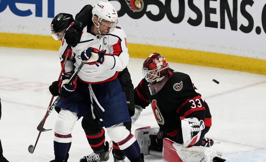  Hokejisti New Yorku Rangers zvíťazili v nočnom zápase NHL nad mestskými rivalmi Islanders 5:3. Slovenský brankár jazdcov Jaroslav Halák ...