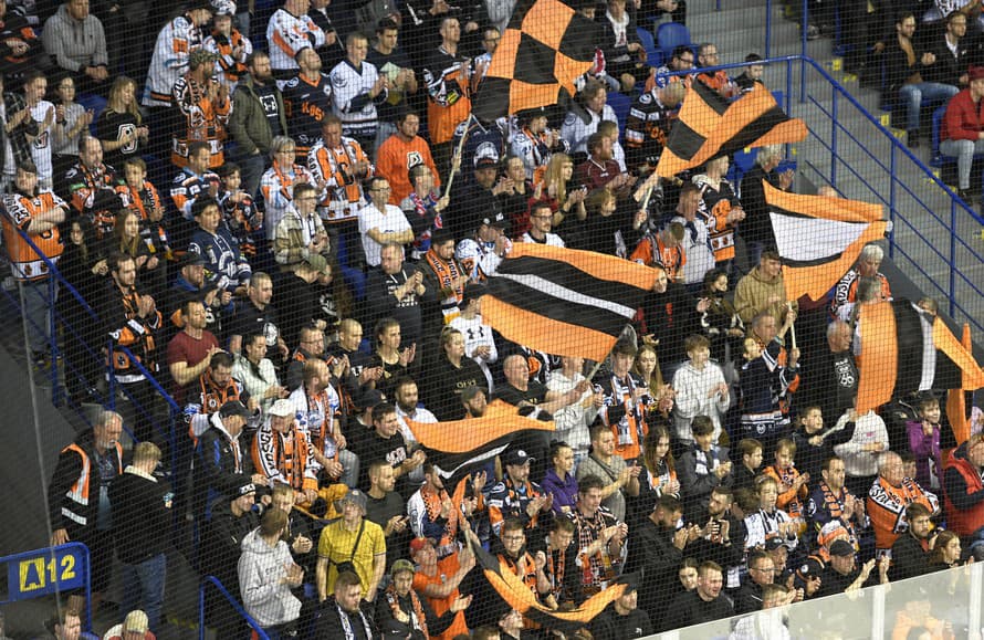 Predposledné tohtoročné hokejové derby medzi Košicami a Prešovom sa nezaobišlo bez problémov. Zasahovať musela aj polícia.