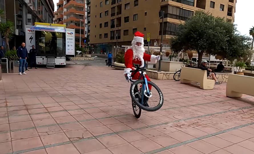 Santa na bicykli! Peter Sagan (32) pridal na sociálne siete video, ktoré sa stalo virálom. Okrem vianočného priania slovenský cyklista ...