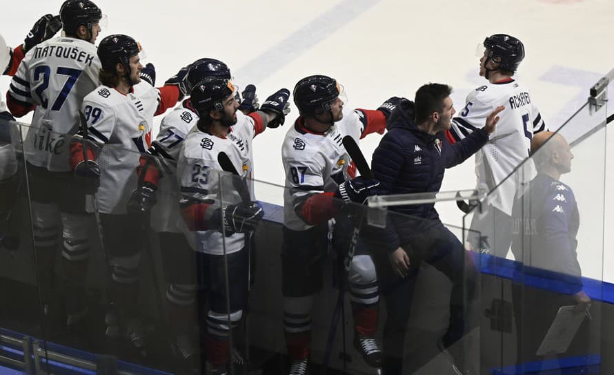 Hokejisti HC Slovan Bratislava zvíťazili v zápase regionálneho 47. kola Tipos extraligy na ľade HK Dukla Trenčín 2:1 po predĺžení- V ...