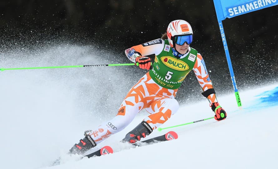 Slovenská lyžiarka Petra Vlhová (27) je po prvom kole obrovského slalomu v rámci Svetového pohára v rakúskom Semmeringu na druhom mieste.