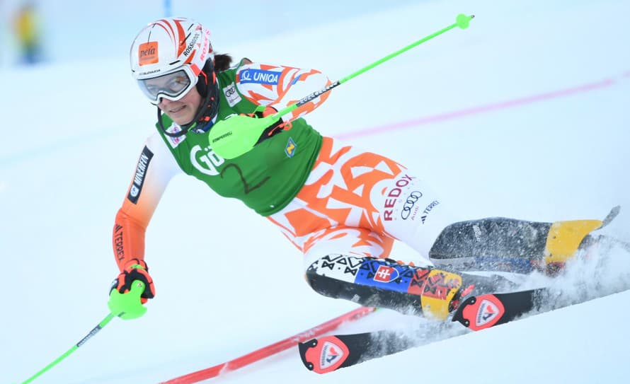 Slovenská lyžiarka Petra Vlhová sa usadila po prvom kole štvrtkového nočného slalomu Svetového pohára na piatom mieste. 