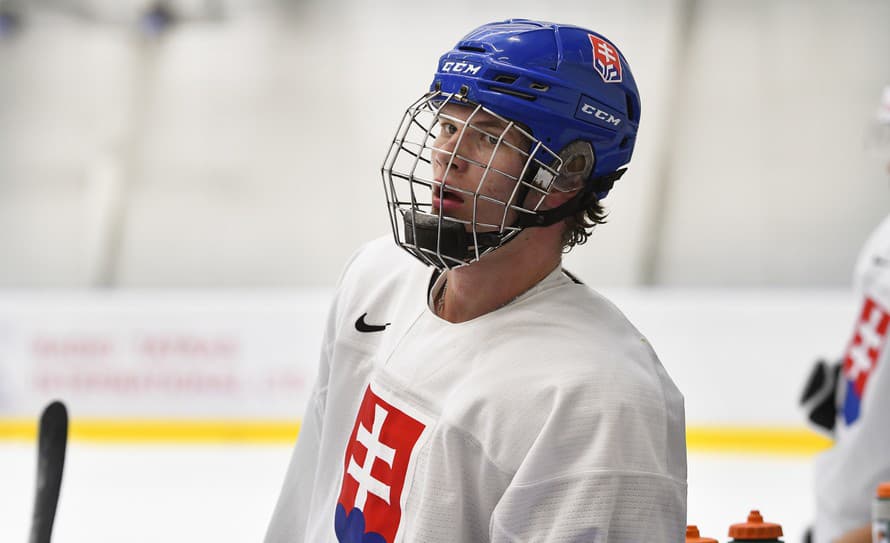 Slovenský hokejový obranca Maxi Štrbák (17) prijal výzvu malého fanúšika. 