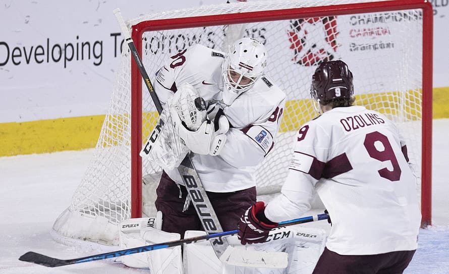 Hokejisti Lotyšska zvíťazili v prvom zápase o záchranu na MS hráčov do 20 rokov nad Rakúskom 5:2. 