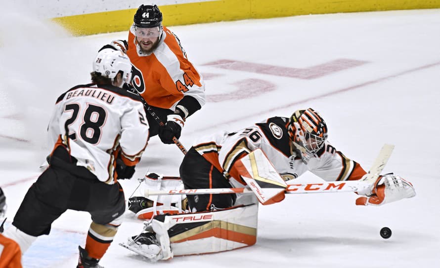 Hokejisti Anaheimu v zostave bez slovenského útočníks Pavla Regendu prehrali v noci na utorok v NHL s Philadelphiou 1:4.