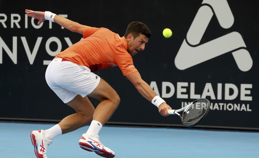 Srbský tenista Novak Djokovič (35) sa suverénnym spôsobom prebojoval do 2. kola dvojhry na turnaji ATP v austrálskom Adelaide.
