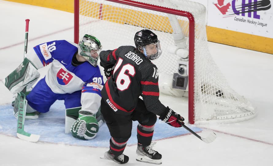 Kanadský hokejista Connor Bedard (17) prekonal s 32 bodmi národný rekord Erica Lindrosa v počte bodov na MS juniorov.