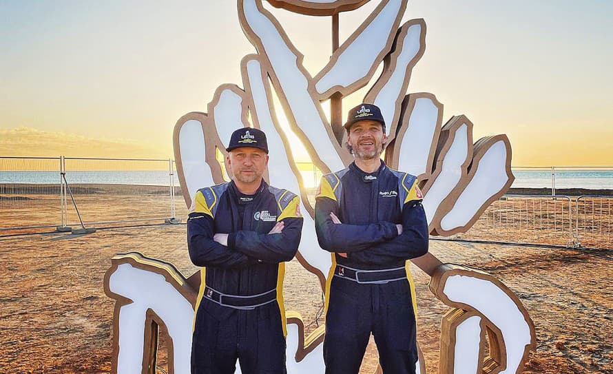 Atmosféru si užívajú naplno! Po druhý raz štartuje na prestížnych pretekoch Rely Dakar slovenská dvojica pilot Juraj Ulrich (49) a navigátor ...