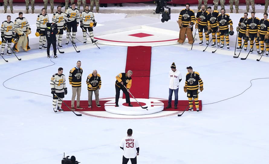 Obrovská paráda! Tím Boston Bruins zvíťazil v zápase Winter Classic nad Pittsburghom Penguins 2:1. Duel sa odohral na legendárnom bejzbalovom ...