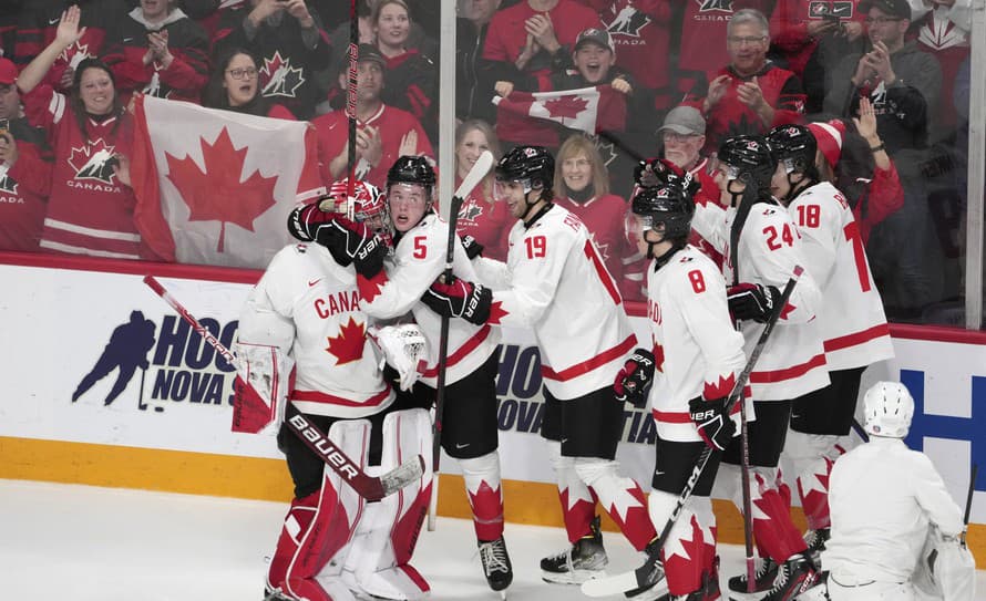 Súpermi Česka vo finále juniorských MS budú hokejisti domácej Kanady. Obhajcovia titulu v druhom semifinálovom zápase v Halifaxe zdolali ...