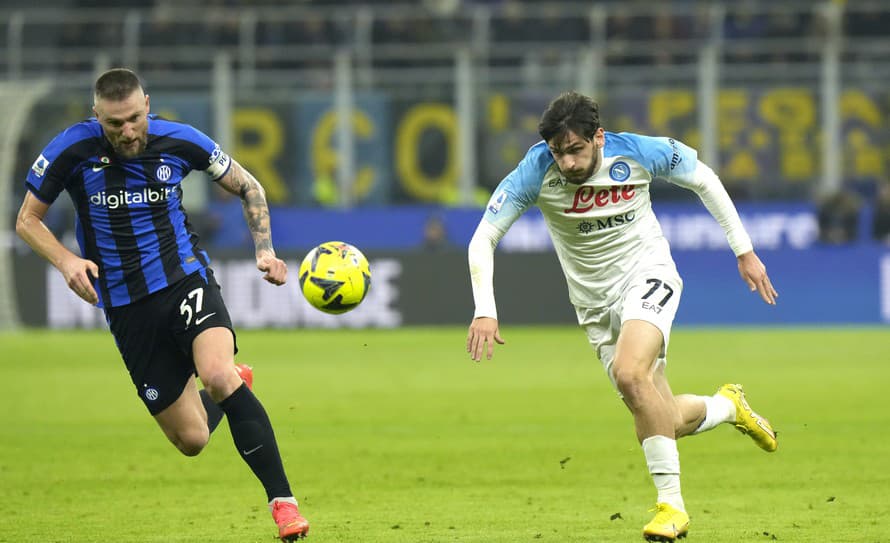 Futbalisti Neapola zakopli prvýkrát v prebiehajúcej sezóne Serie A, keď v stredu prehrali v šlágri na pôde Interu Miláno 0:1.