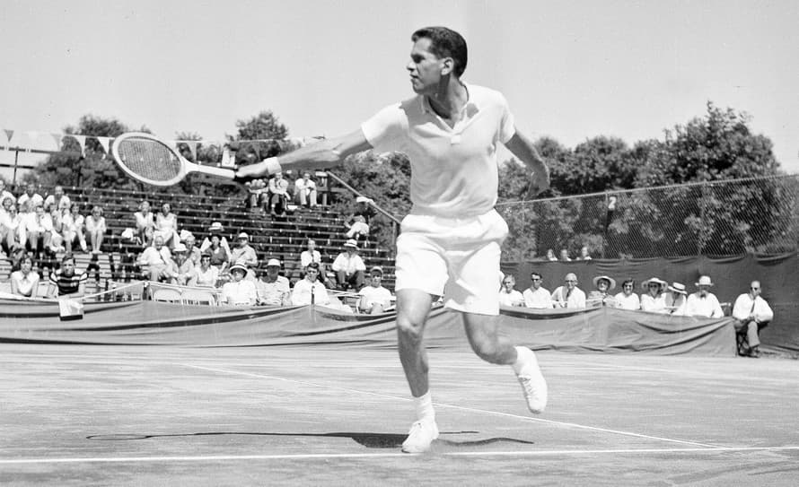 Zomrel bývalý americký tenista Dick Savitt, ktorý v roku 1951 vyhral Australian Open a Wimbledon. Mal 95 rokov. O úmrtí člena Siene slávy ...