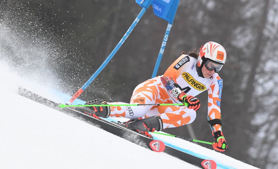 Slovenská lyžiarka Petra Vlhová sa po 1. kole nedeľného obrovského slalomu Svetového pohára usadila na siedmom mieste.