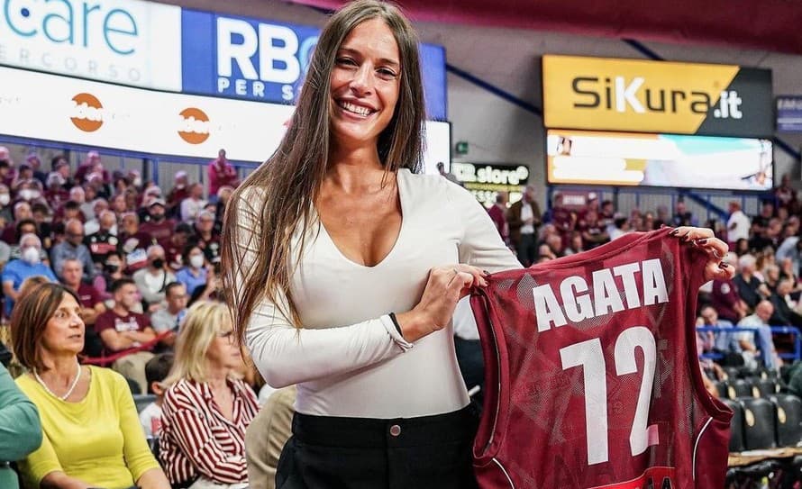 Toto že je futbalistka? Pri pohľade na krásnu Agatu Centassovú (29) je len veľmi ťažké uveriť tomu, že táto sexica hrá druhú najvyššiu ...