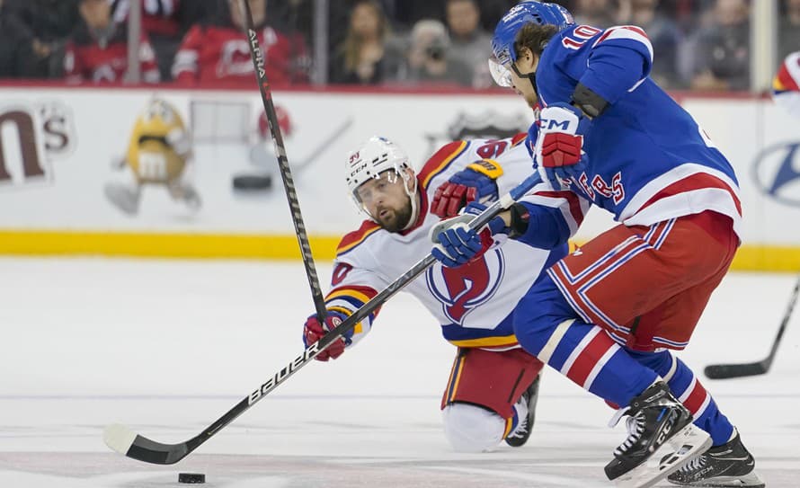 Slovenskí hokejisti Tomáš Tatar a Erik Černák prispeli v zámorskej NHL k víťazstvám svojich tímov zhodne jednou asistenciou. Tatar sa ...