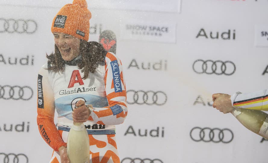 Tretí triumf vo Flachau! Slovenská lyžiarka Petra Vlhová (27) vyhrala v rakúskom stredisku Flachau tretie preteky Svetového pohára. triumf ...