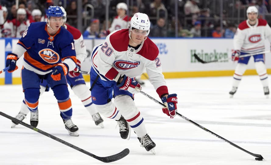 Hokejisti Montrealu Canadiens zvíťazili v nočnom zápase NHL na ľade New Yorku Rangers 2:1. Slovenský útočník Juraj Slafkovský (18) si ...