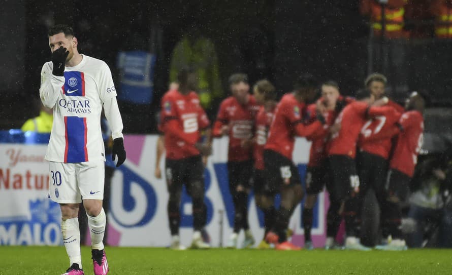 Futbalisti Paríža Saint-Germain majú po uplynulom víkende už len trojbodový náskok na čele tabuľky Ligue 1. Úradujúci majstri v nedeľu ...