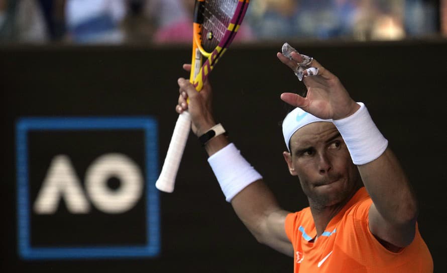 Hviezdny tenista Rafael Nadal (36) musel v 1. kole Australian Open čeliť nielen Britovi Jackovi Draperovi, ale taktiež sa musel vysporiadať ...
