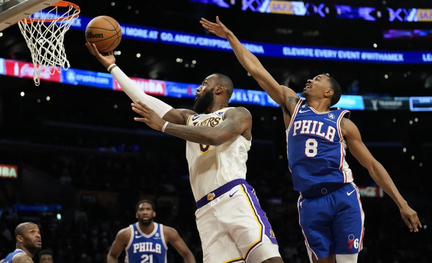 Hviezdny basketbalista LeBron James (38) opäť prepisuje históriu. V nočnom zápase proti Philadelphii zaznamenal 35 bodov a prekonal tak ...