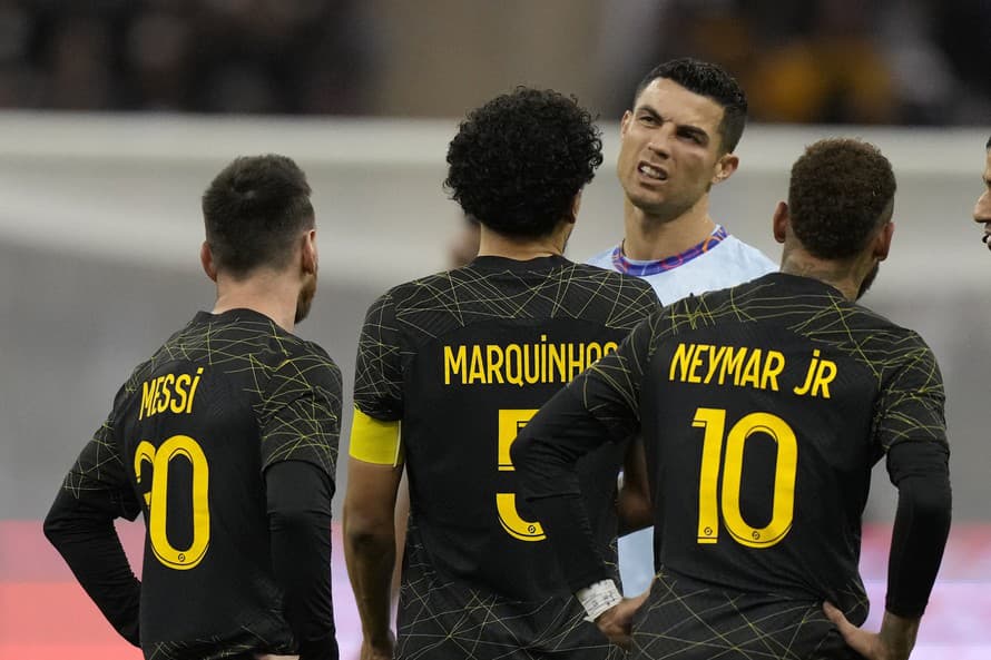 Futbalisti Paríža St. Germain zvíťazili vo štvrtkovom prípravnom zápase nad výberom saudskoarabských klubov Al-Hilal a Al-Nassr 5:4.