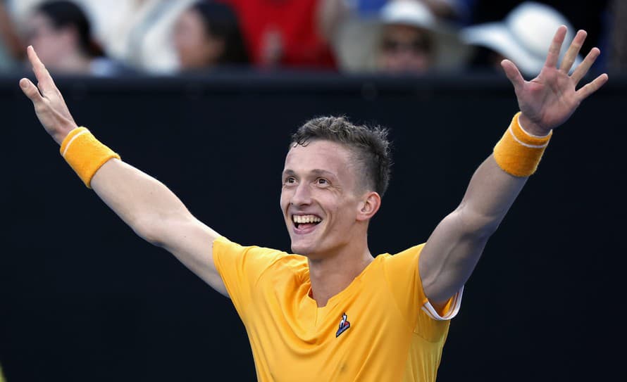 Ďalšie prekvapenie! Do osemfinále dvojhry na grandslamovom turnaji Australian Open postúpil prvýkrát v kariére český tenista Jiří Lehečka ...