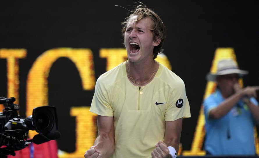 Objavil nový talizman šťastia? Americký tenista Sebastian Korda sa na slávnom Australian Open prebojoval už do štvrťfinále. 