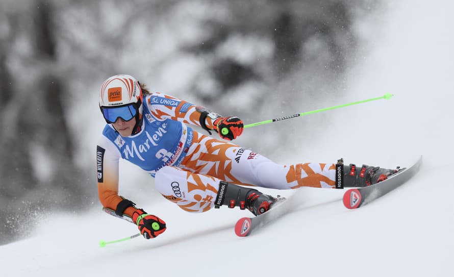 Slovenská lyžiarka Petra Vlhová sa po 1. kole utorkového obrovského slalomu Svetového pohára usadila na šiestom mieste. V talianskom ...