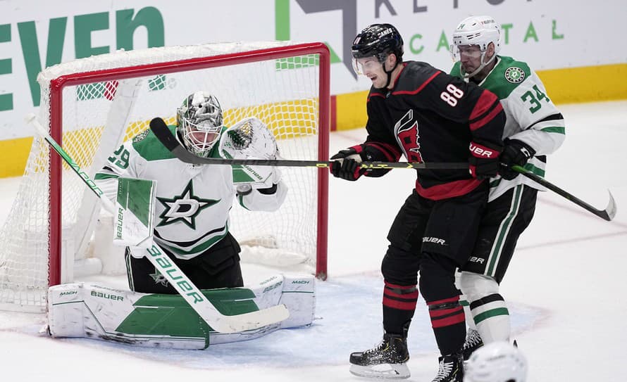 Hokejisti Toronta zdolali v noci na štvrtok v NHL New York Rangers 3:2 po predĺžení a vybojovali šieste domáce víťazstvo v sérii.