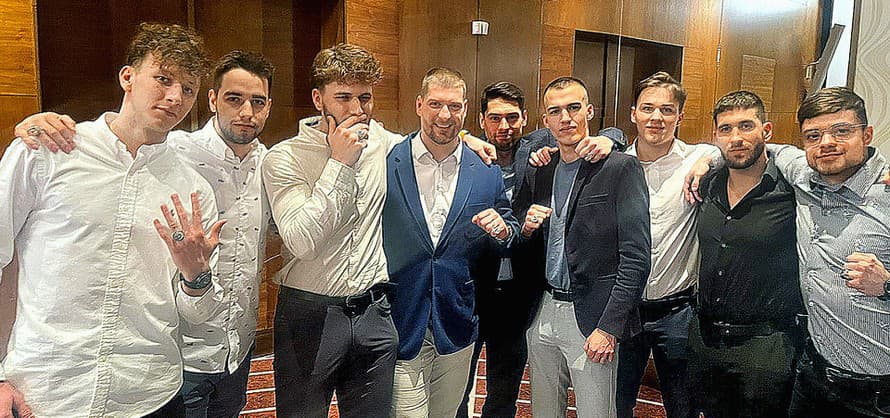 Vedenie hokejového Slovana zorganizovalo v pondelok oneskorené novoročné posedenie. V rámci neho si celý tím z rúk majiteľov prevzal ...