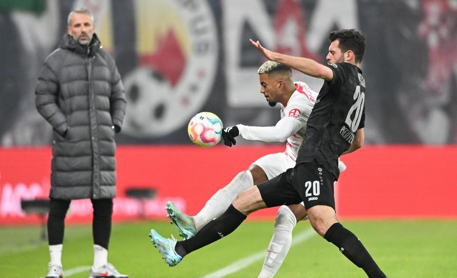 Futbalistov Stuttgartu v utorňajšom osemfinále Nemeckého pohára s druholigovým Paderbornom nepripravil o postup ani vlastný gól z 48 ...