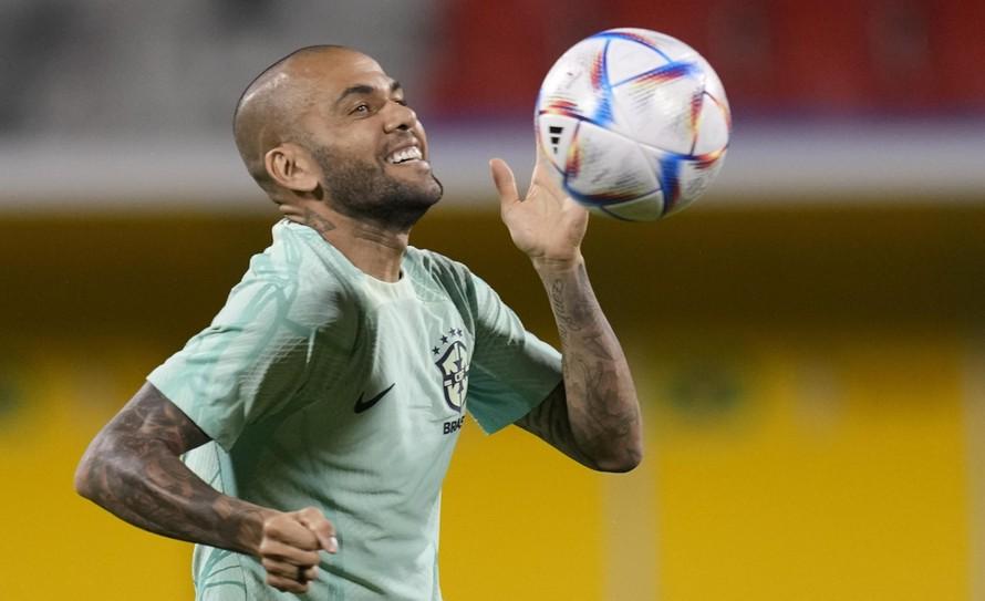 Brazílsky futbalista Dani Alves súhlasil, že odovzdá svoj pas a bude nosiť sledovacie zariadenie, keď ho prepustia na slobodu. Bývalého ...