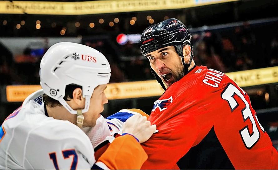 Americký hokejista Derek Forbort prispel v nočnom zápase NHL jedným gólom k víťazstvu Bostonu na ľade Toronta 5:2. Tridsaťročný obranca ...