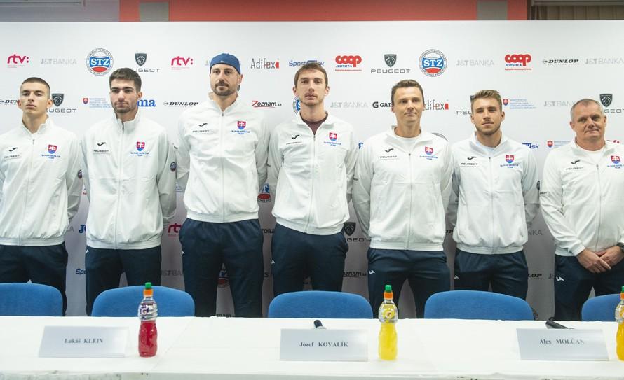 Slovenskí tenisoví reprezentanti si v stredu po prvý raz vyskúšali kurt, na ktorom cez víkend nastúpia na kvalifikačné stretnutie Davisovho ...