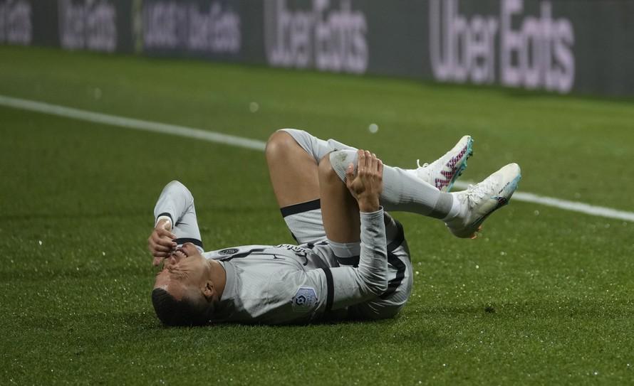 Útočník Kylian Mbappe nepomôže futbalistom Paríža St. Germain v úvodnom osemfinálovom zápase Ligy majstrov proti Bayernu Mníchov. 
