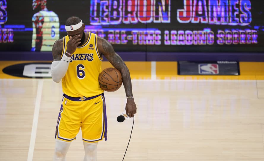 Americký basketbalista LeBron James (38) s tímu Los Angeles Lakers sa stal najlepším strelcom histórie NBA. V domácom neúspešnom stretnutí ...
