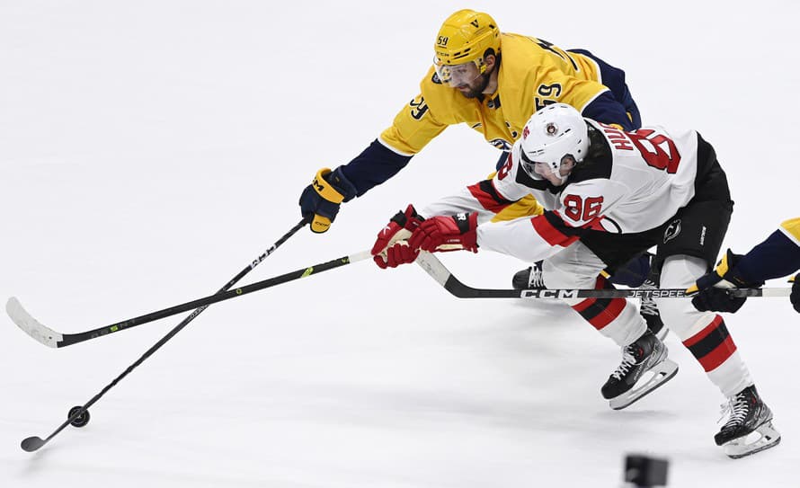 Aj majster tesár sa utne. Švajčiarsky hokejový obranca v službách Nashville Predators Roman Josi (32) sa v stretnutí NHL proti Golden ...
