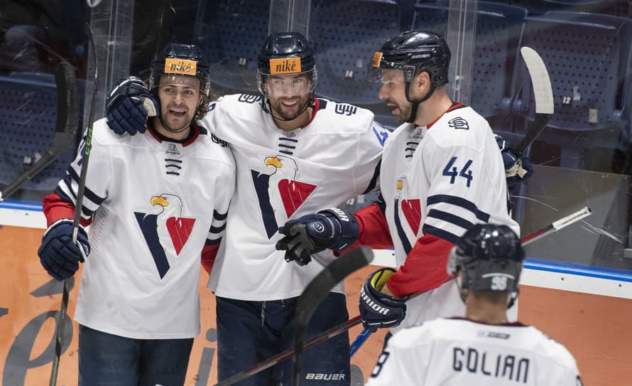 Slovenskí hokejisti Samuel Takáč, Daniil Fominych, Adam Lukošík a Patrik Maier sa dohodli s klubom HC Slovan Bratislava na pokračovaní ...