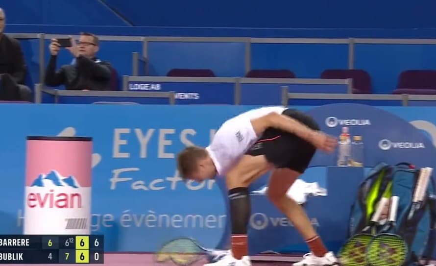 Emóciám dal voľný priebeh! Kazašský tenista Alexander Bublik (25) vypadol už v prvom kole turnaja v Montpellieri s domácim Gregoireom ...