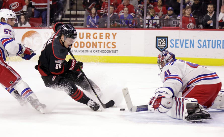 Hokejisti New Yorku Rangers v bránke so Slovákom Jaroslavom Halákom zdolali v noci na nedeľu v zámorskej NHL Carolinu 6:2.