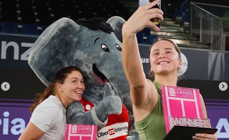 Slovenská tenistka Viktória Kužmová (24) spoločne s Gruzínkou Natelou Dzalamidzeovou získali na halovom turnaji WTA v Linzi (tvrdý povrch, ...