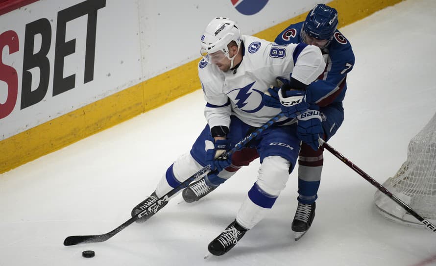 Hokejisti Tampy Bay v zostave s Erikom Černákom (25) zvíťazili v noci na stredu v NHL na ľade Colorada 4:3 po predĺžení a nájazdovom ...