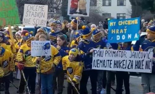 Chcú zachrániť hokej v kúpeľnom meste! Rodičia s deťmi vyšli do ulíc, aby vyjadrili podporu hokejovému klubu v Piešťanoch.