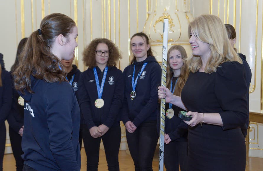Veľká pocta! Prezidentka Zuzana Čaputová prijala v piatok v Prezidentskom paláci hokejové reprezentantky SR do16 rokov, ktoré na zimnom ...