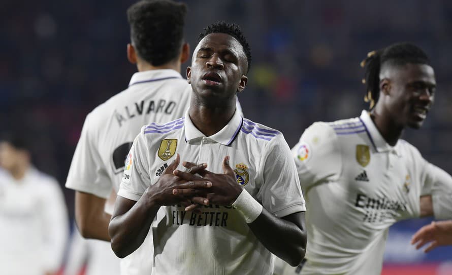 Futbalista Junior Vinicius z Realu Madrid sa stal terčom urážok v sobotnom zápase španielskej La Ligy s Osasunou (2:0). Fanúšik ho urazil ...