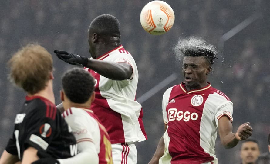 V živote sú dôležitejšie veci než futbal. To si uvedomuje aj talentovaný záložník Ajaxu Amsterdam Mohammed Kudus (22), ktorý si po oslave ...