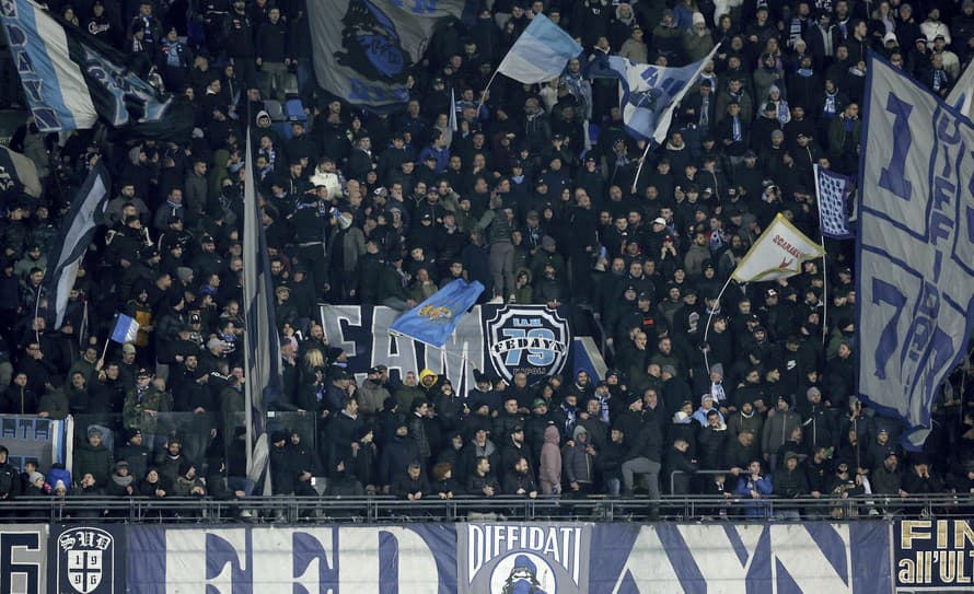 Nemecká polícia zatkla pred utorňajším zápasom futbalovej Ligy majstrov medzi Frankfurtom a Neapolom (0:2) niekoľko domácich i talianskych ...
