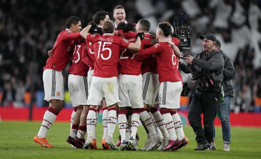Futbalisti Manchestru United vyhrali v nedeľňajšom finále anglického Ligového pohára nad Newcastlom 2:0. Získali tak prvú trofej od triumfu ...