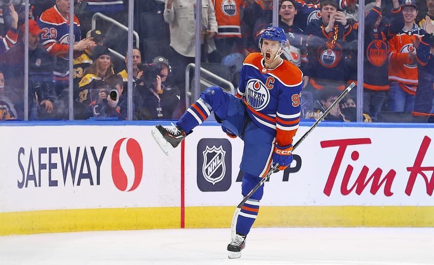 Kanadský hokejový útočník Connor McDavid sa stal prvým hráčom v prebiehajúcej sezóne NHL, ktorý strelil 50 gólov. 