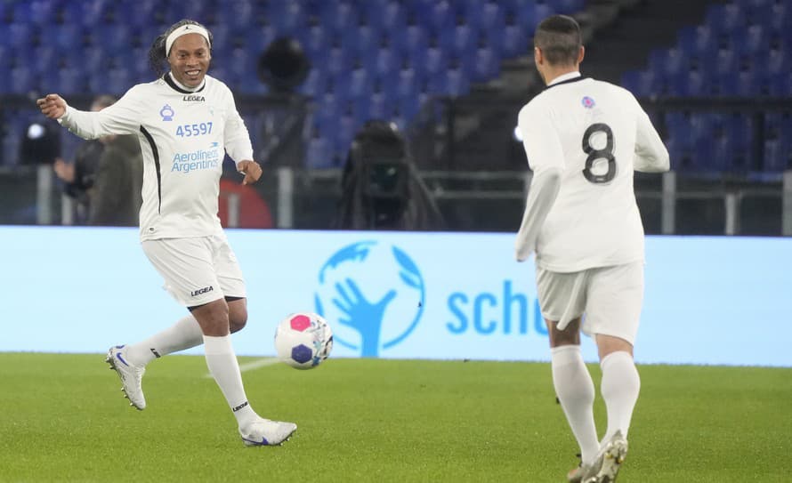 Legendárny brazílsky futbalista Ronaldinho sa vrátil na trávniky v súťaži Kings League, ktorú organizuje Gerard Pique. O zápas Ronaldinha ...